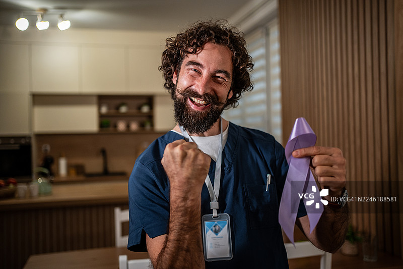 医护人员手持薰衣草色爱心丝带庆祝胜利图片素材