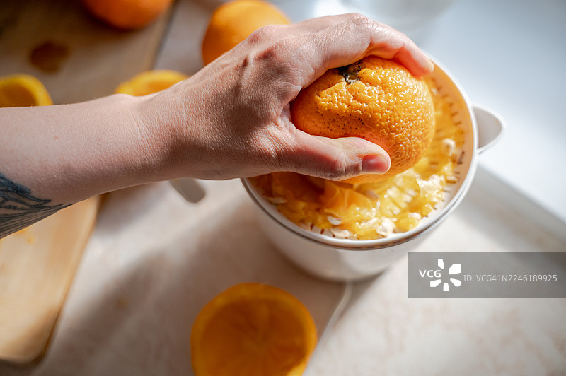 阳光下制作新鲜橙汁图片素材