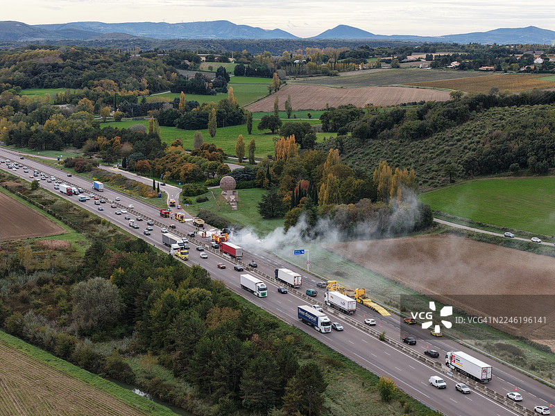 法国德龙省A7高速公路上卡车事故后的交通拥堵——航拍图片素材