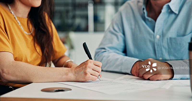 办公室里的双手、签名和商务人士，手持文件、投资申请或表格。在工作场所，财务顾问与客户就银行政策文件进行书写、签署协议。图片素材