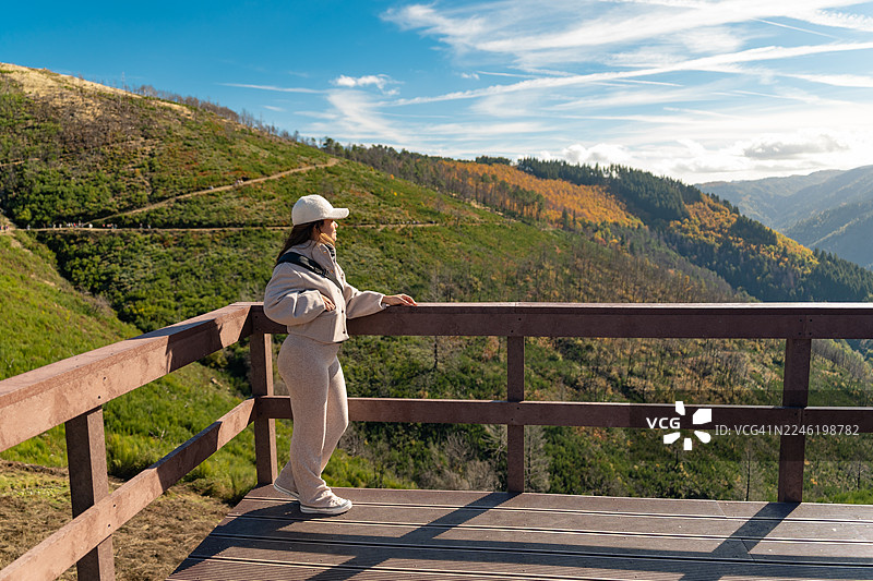 游客在曼特加什的自然观景点图片素材