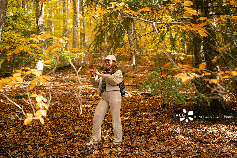 秋季，游客在“罗塔达法亚斯”观景台上拍照图片素材