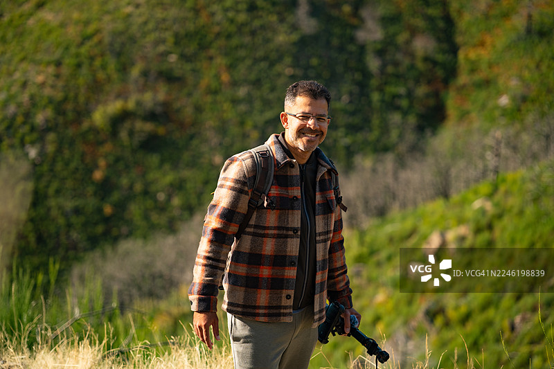 快乐的背包客在大自然中图片素材