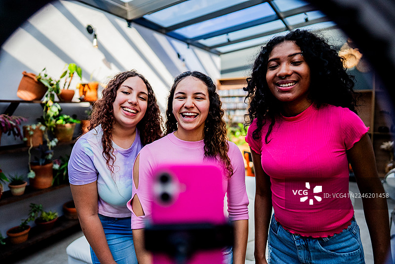 朋友们在家制作直播内容图片素材