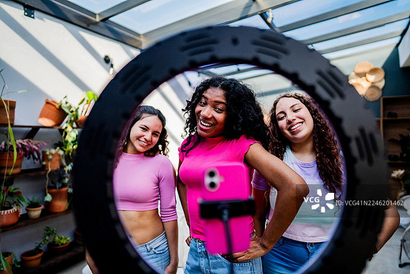 朋友们在家制作直播内容图片素材