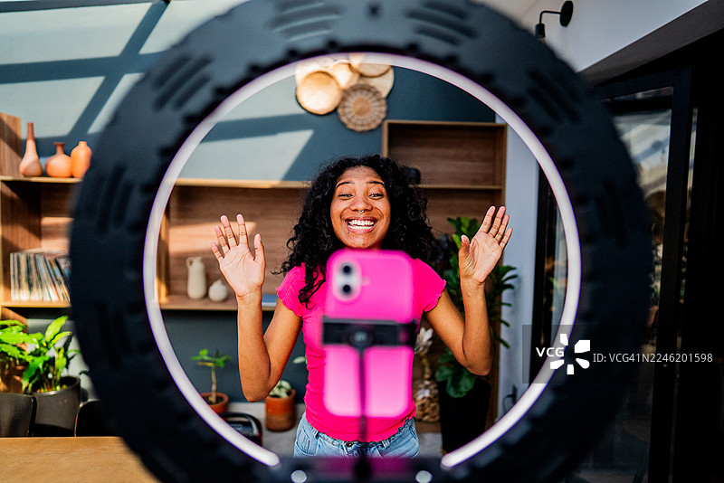 年轻女子在家中进行直播内容创作图片素材