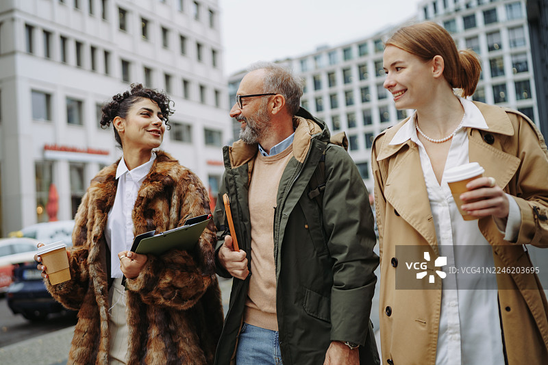三位同事在市中心交谈图片素材