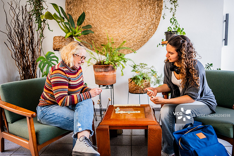 几代人在家玩多米诺骨牌图片素材