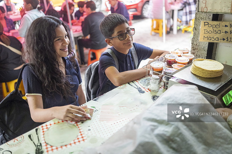 孩子们放学回家路上购买玉米饼图片素材