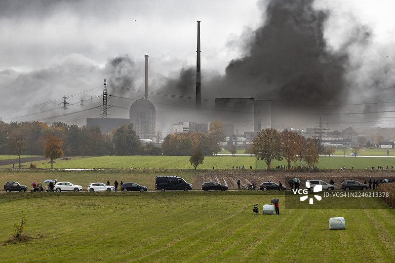 对高达160米的格伦德明根核电站两座冷却塔进行爆破拆除图片素材