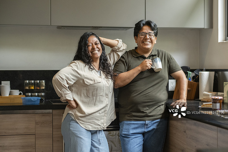 一对成年夫妇在厨房里共同生活图片素材