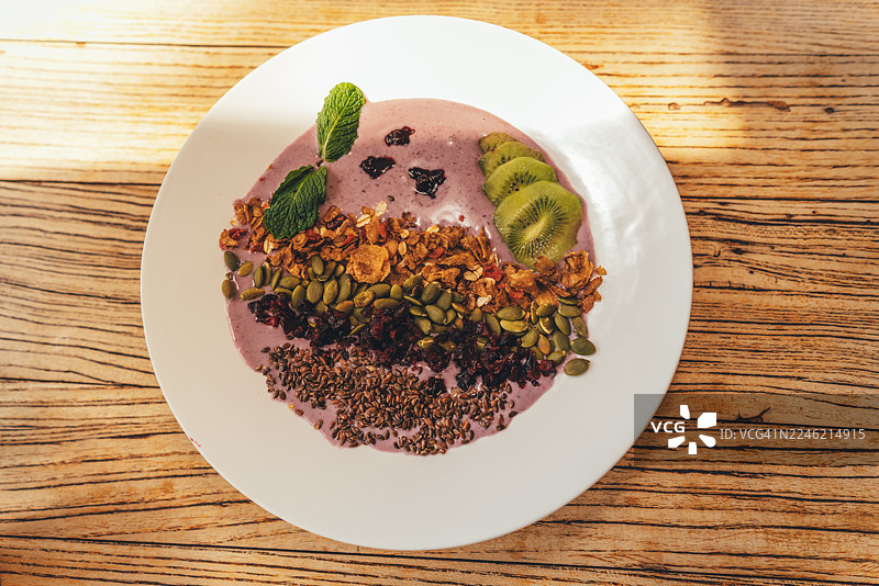 新鲜配料的健康思慕雪碗，中国北京图片素材