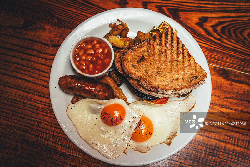 白色盘子里的传统英式全套早餐，地点：英格兰伦敦，英国图片素材