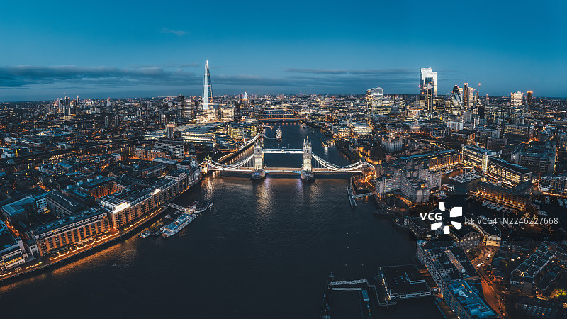 伦敦塔桥与伦敦天际线在黄昏时分的鸟瞰图，英格兰，伦敦，英国图片素材