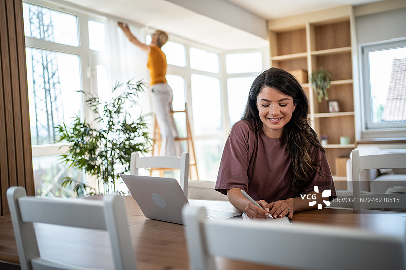 妻子在家学习，丈夫在客厅装修图片素材