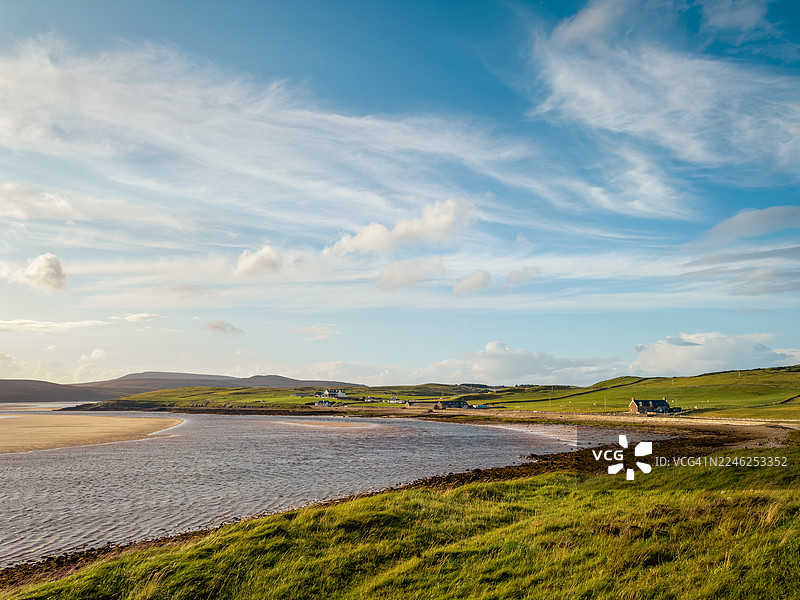 分布着房屋的海岸湖泊图片素材