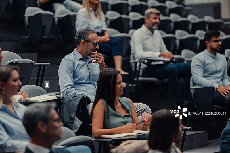 商务人士参加会议学习新策略图片素材