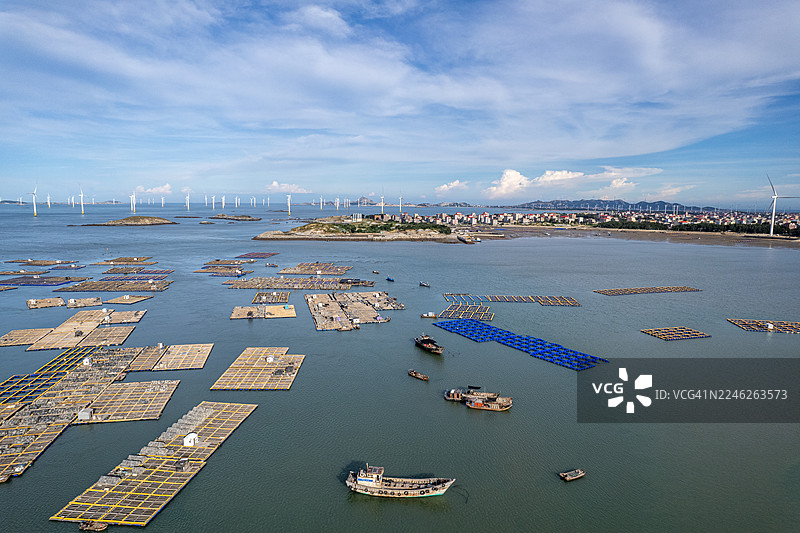 海上风力涡轮机和海产品养殖场的鸟瞰图图片素材