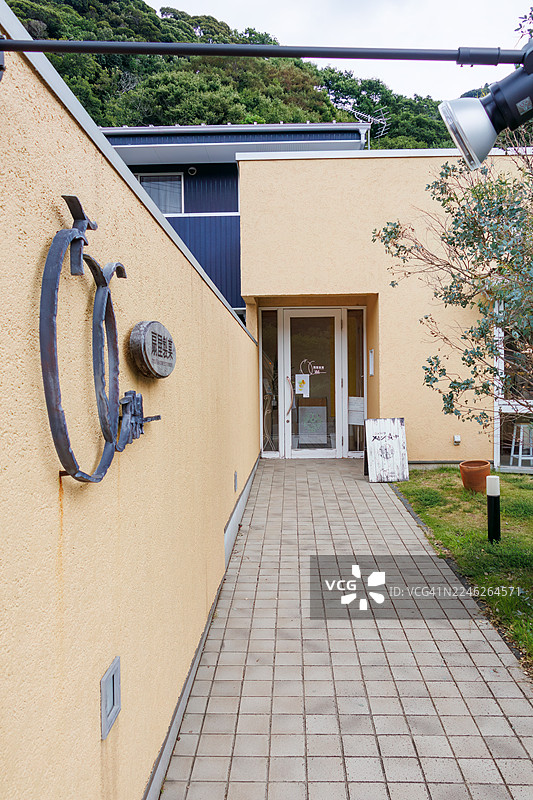 温泉甜瓜（利用温泉地热种植的甜瓜）冰咖啡，这是下鸭温泉的特色甜点。商店的招牌和外观。图片素材