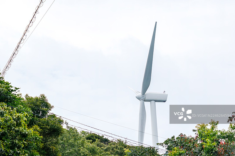 南伊豆的层云峡线,一条山岳景观公路。一条崎岖的山路蜿蜒穿过茂密葱郁的森林,全长约10公里。沿途有小神社以及大型风力发电厂的设施。图片素材