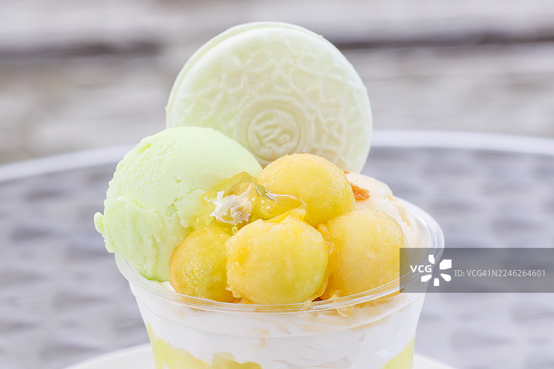 温泉蜜瓜（一种利用温泉地热栽培的蜜瓜）制作的蜜瓜百汇，是下吕温泉的特色甜点，搭配冰咖啡。图片素材