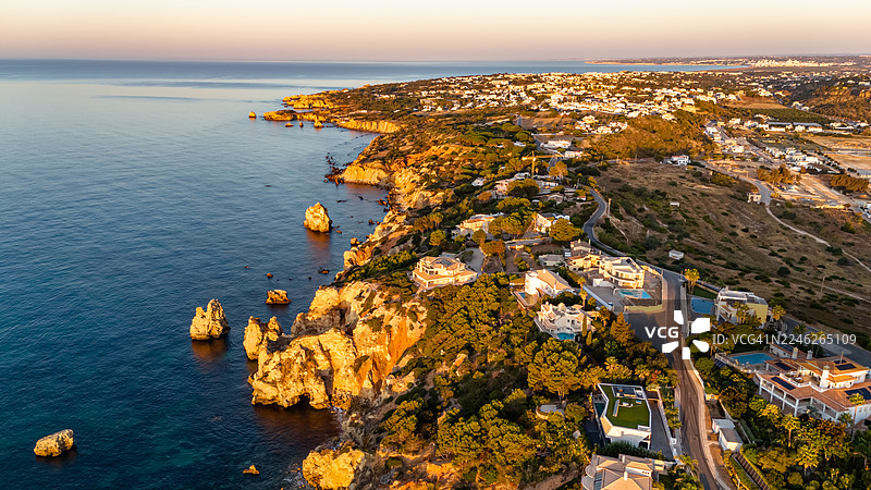 葡萄牙阿尔加维，阿尔布费拉老城区的空中视角图片素材
