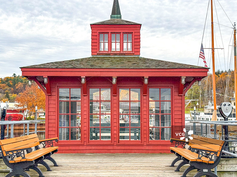 沃特金斯格伦的木板路、长椅和塞内卡码头大楼图片素材