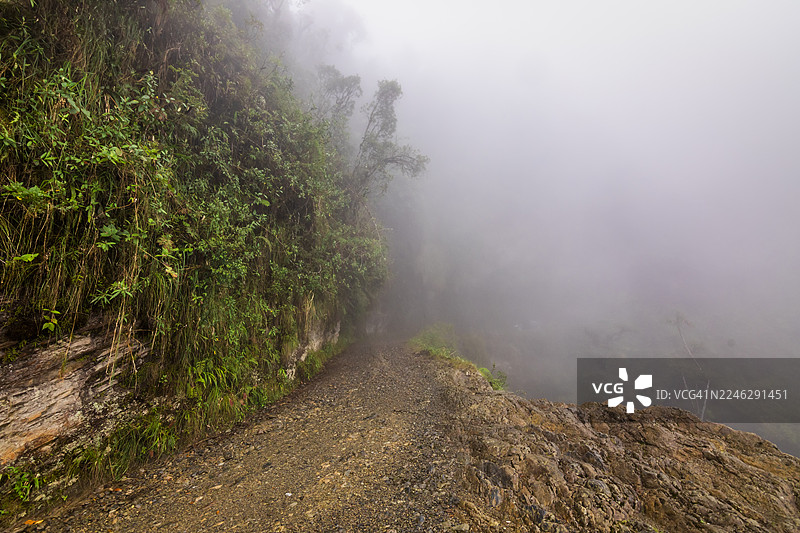 死亡公路，位于北永加斯，玻利维亚，笼罩在大雾之中。图片素材