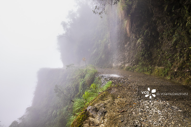 迷雾中的死亡之路，玻利维亚北永加斯。图片素材
