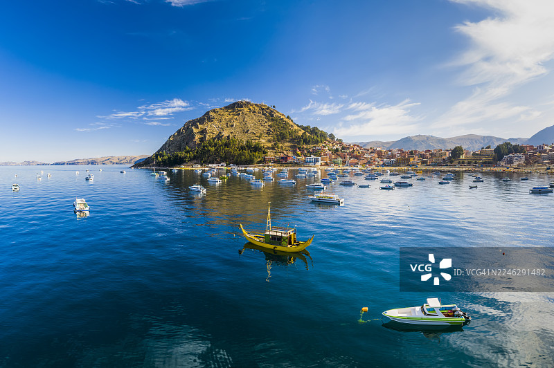 玻利维亚的的喀喀湖和科帕卡巴纳市全景航拍图图片素材