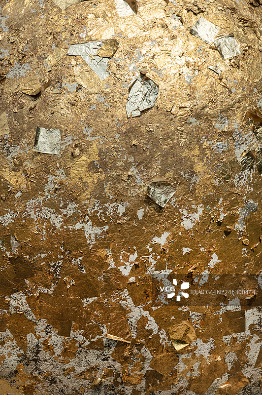 佛像表面贴满金箔，金箔覆盖的佛像宛如一件艺术品。图片素材