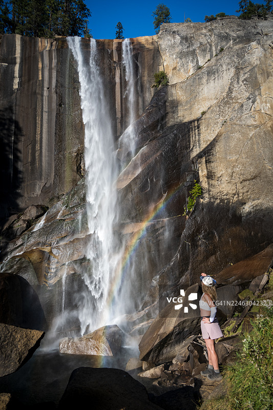 秋季初游览优胜美地国家公园的春分瀑布，享受幸福生活图片素材