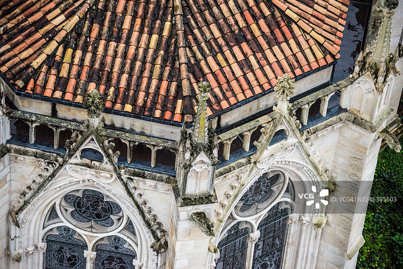 波尔多圣安德烈大教堂的圣堂侧翼的八角形小教堂和陶瓦屋顶图片素材
