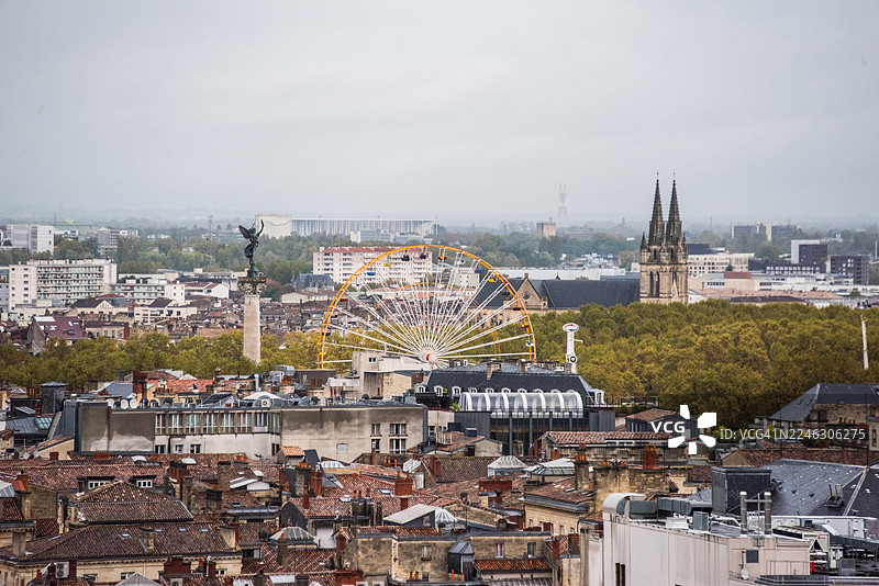 从佩-贝尔兰塔俯瞰吉伦特派纪念碑、摩天轮和圣路易-德沙特龙教堂，波尔多图片素材