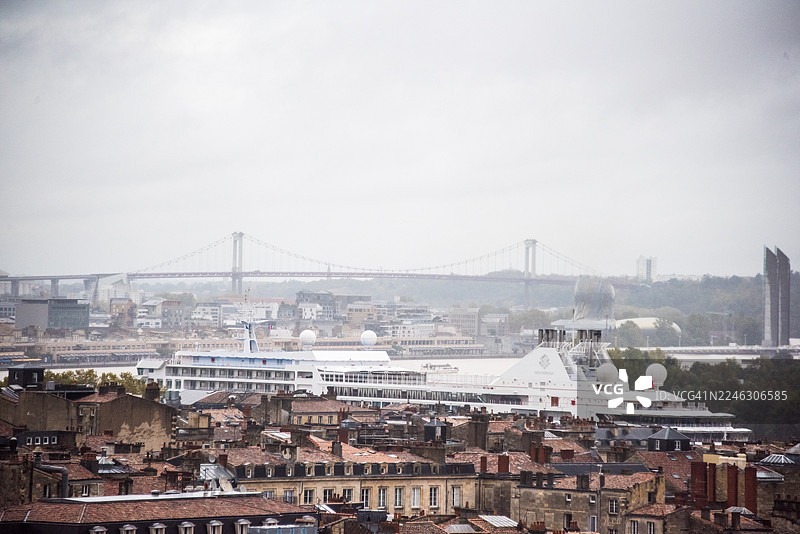 加龙河上的波尔多屋顶景观，远眺吉伦特河口大桥和邮轮图片素材