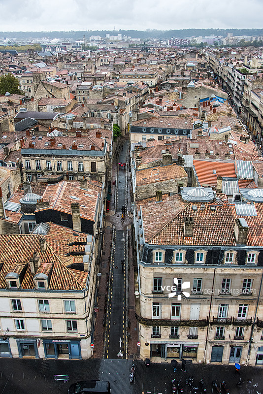 从佩尔兰塔看到的，设有自行车道的鲁维塔尔-卡尔斯街，波尔多图片素材