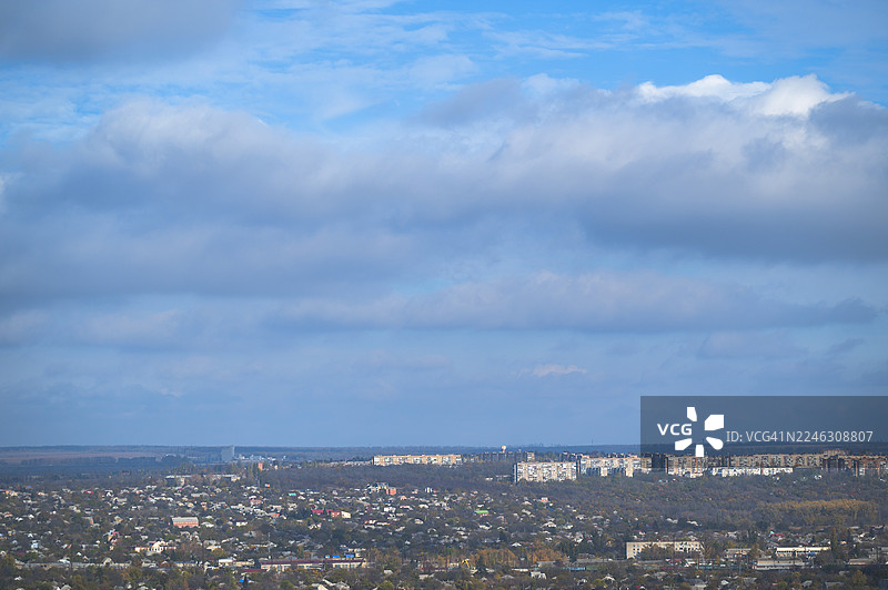 阴天下的城市景观与住宅楼图片素材