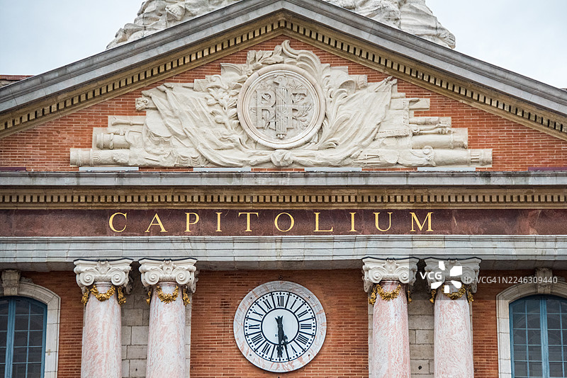 卡比托利欧建筑上的山墙、时钟和“卡比托利欧”铭文，图卢兹图片素材