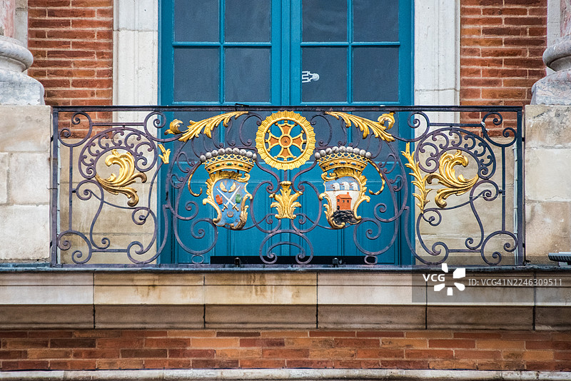 带有市政和商业徽章的装饰性阳台铁艺，图卢兹市政厅图片素材