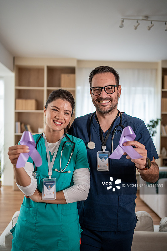 医护人员用紫丝带支持宣传活动图片素材