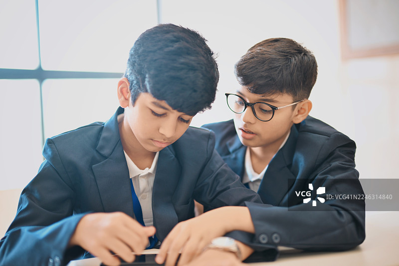 同学在教室里安慰难过的朋友图片素材