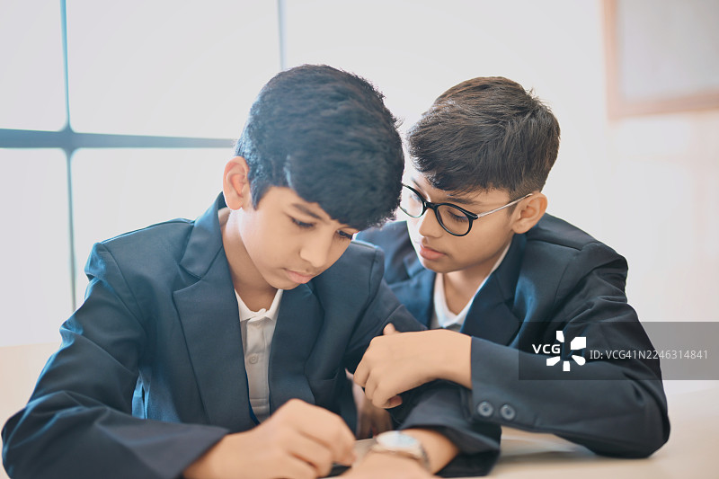 同学在教室里安慰难过的朋友图片素材