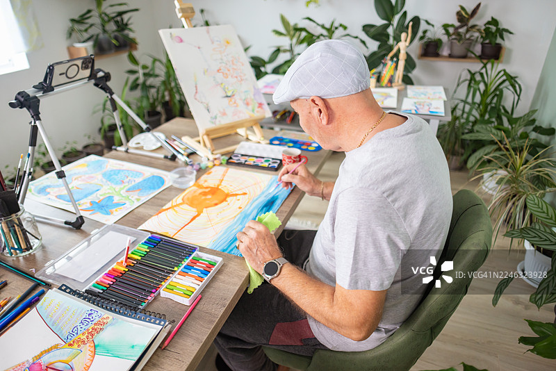经验丰富的艺术家正在进行插画项目图片素材