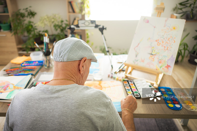 从后面看的专注画家图片素材