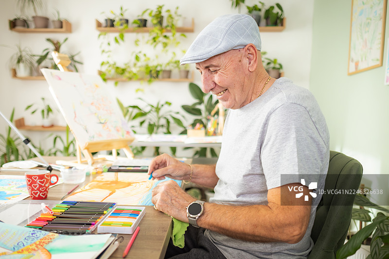 成熟的男性艺术家正在创作关于大自然的插画图片素材