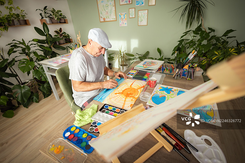 一位年长男士在画水彩画图片素材