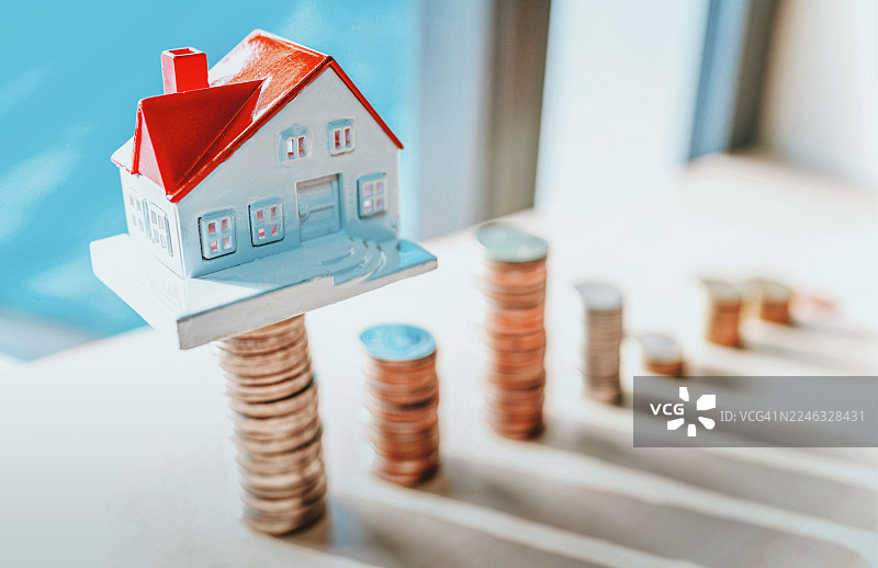 买卖房屋、家居概念、家庭储蓄、出售房屋、金钱与房屋图片素材
