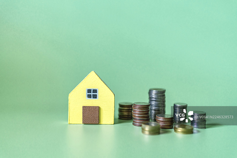 买卖房屋，家庭概念，家庭储蓄，出售房屋，金钱与房屋图片素材