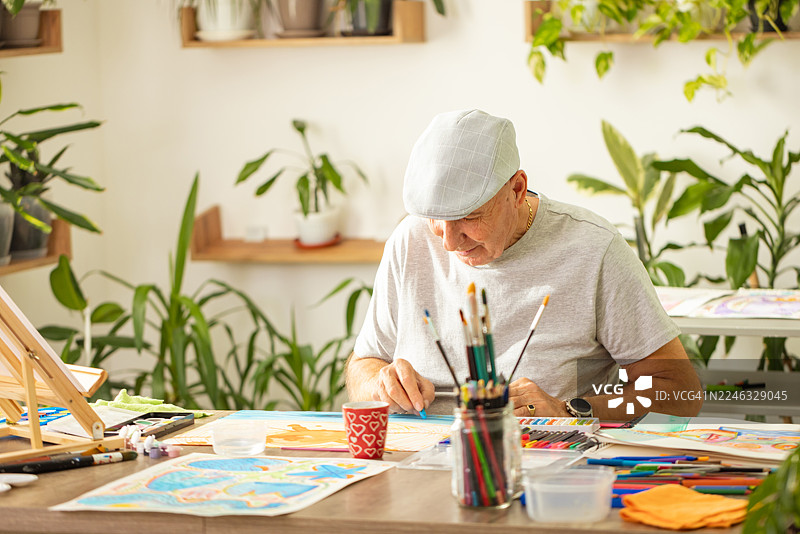 退休人员创作插画图片素材