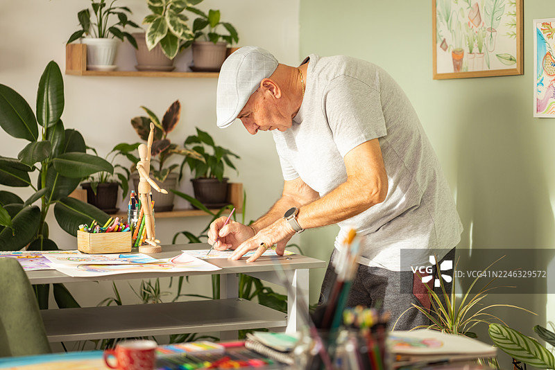 居家办公的退休爱好图片素材